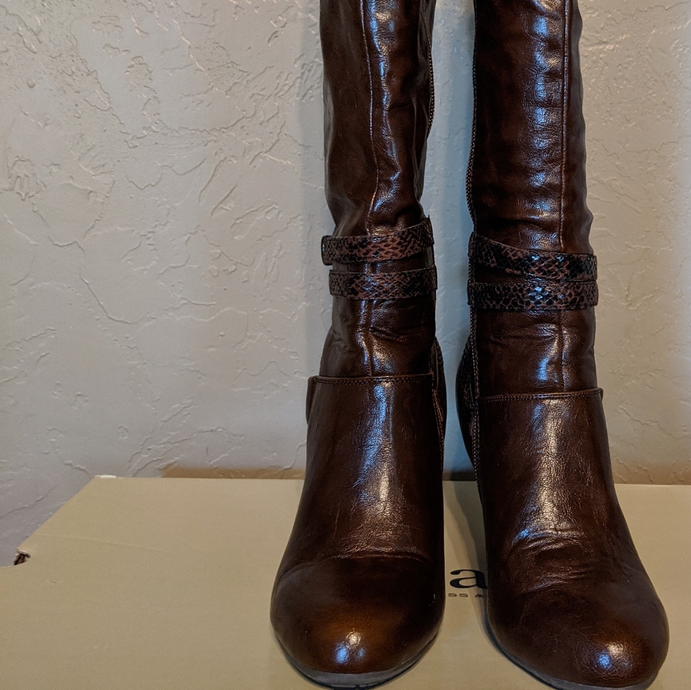 7.5 Brown Bass Boots